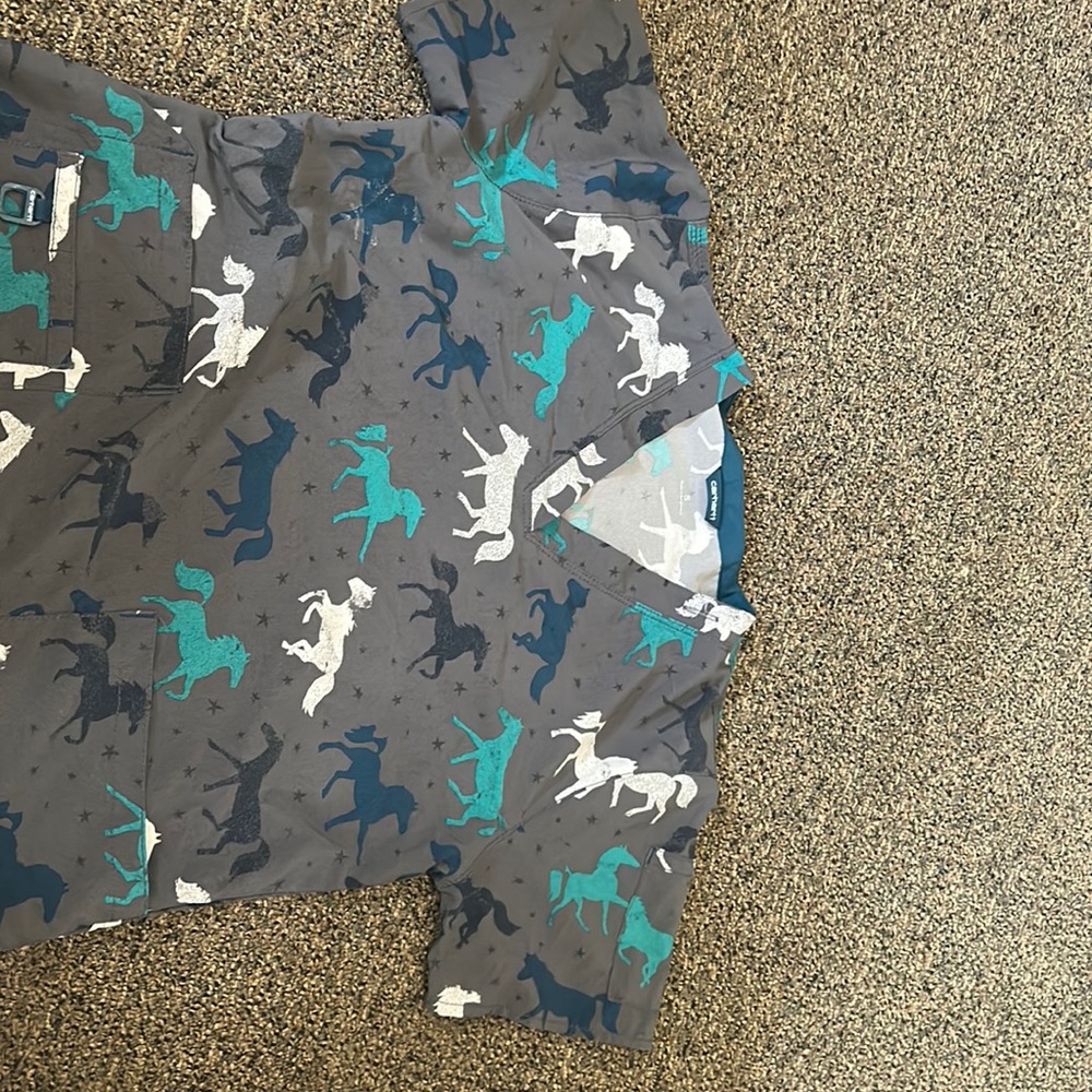 Carhartt scrub top small only been worn once